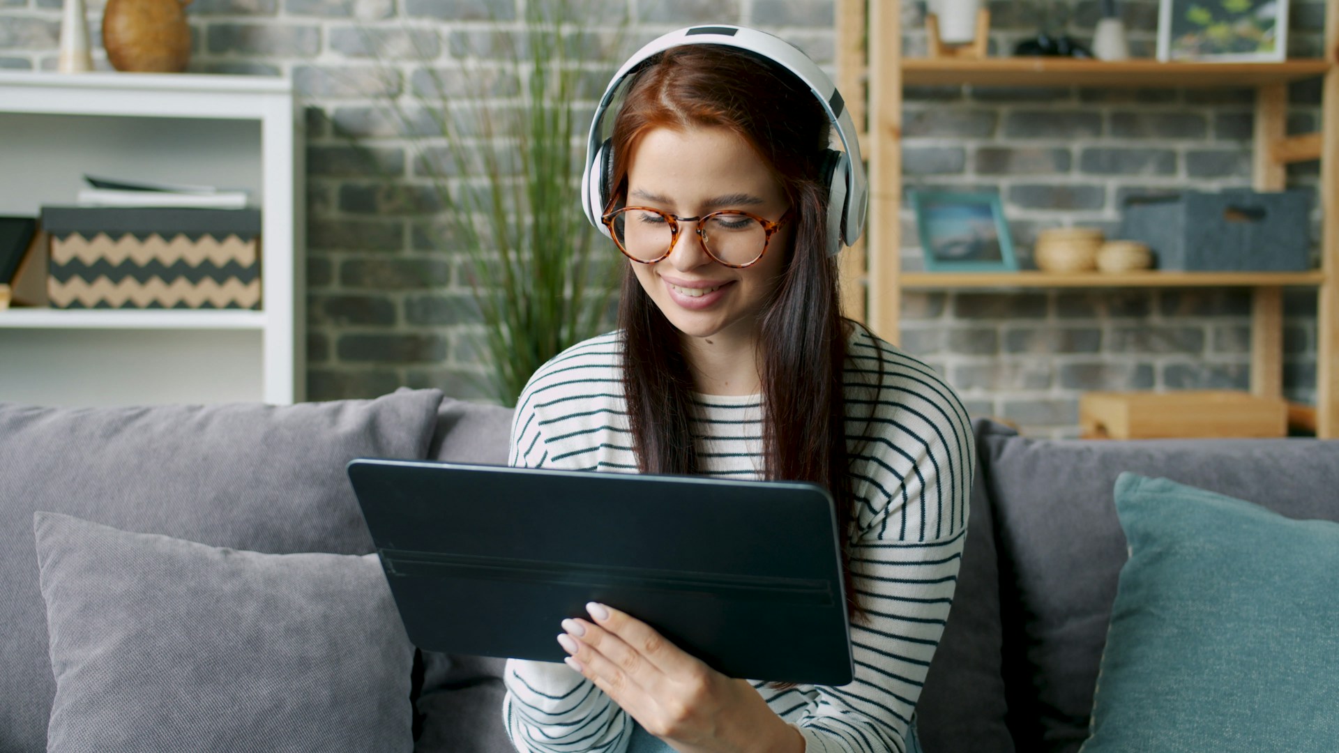 teen watching video story